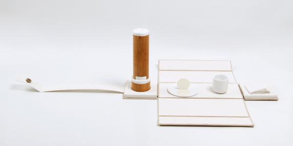 Balázs Mariann 2012-ben készült Hordozható úrvacsorai készlet című alkotása