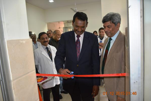  Az átadás pillanata. Jobbról dr. Sunil Anand, az Indiai Lepramisszió igazgatója