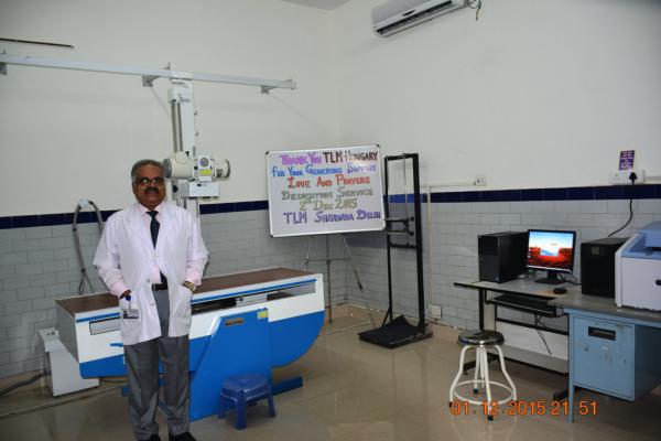  Digitális röntgenkészülék a röntgenorvossal.