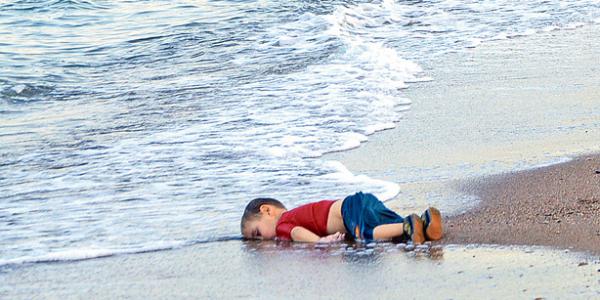 Aylan Kurdi holtteste 2015. szeptember 2-én a török partoknál.