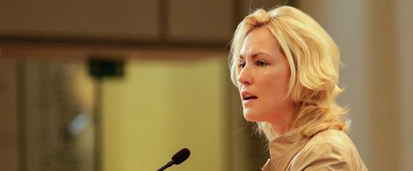 Manuela Schwesig német családpolitikai miniszter előadást tart a Kirchentagon.