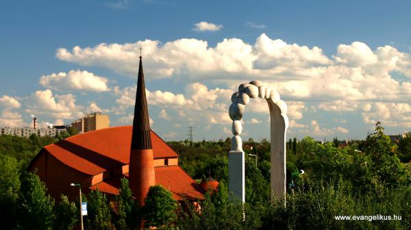 A Nagy Tamás által tervezett dunaújvárosi evangélikus templom.